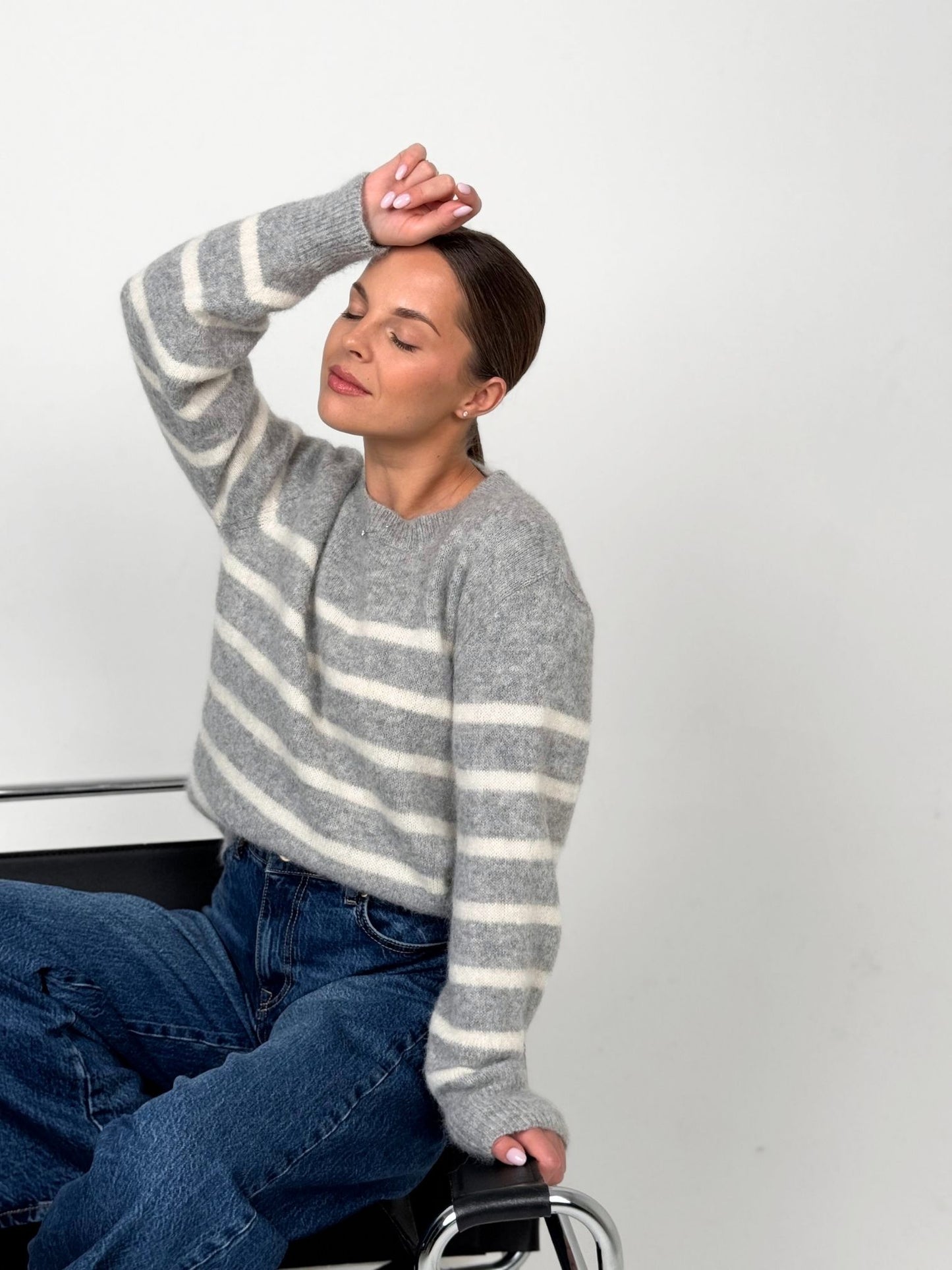 CHARLOTTE pilkas dryžuotas megztinis