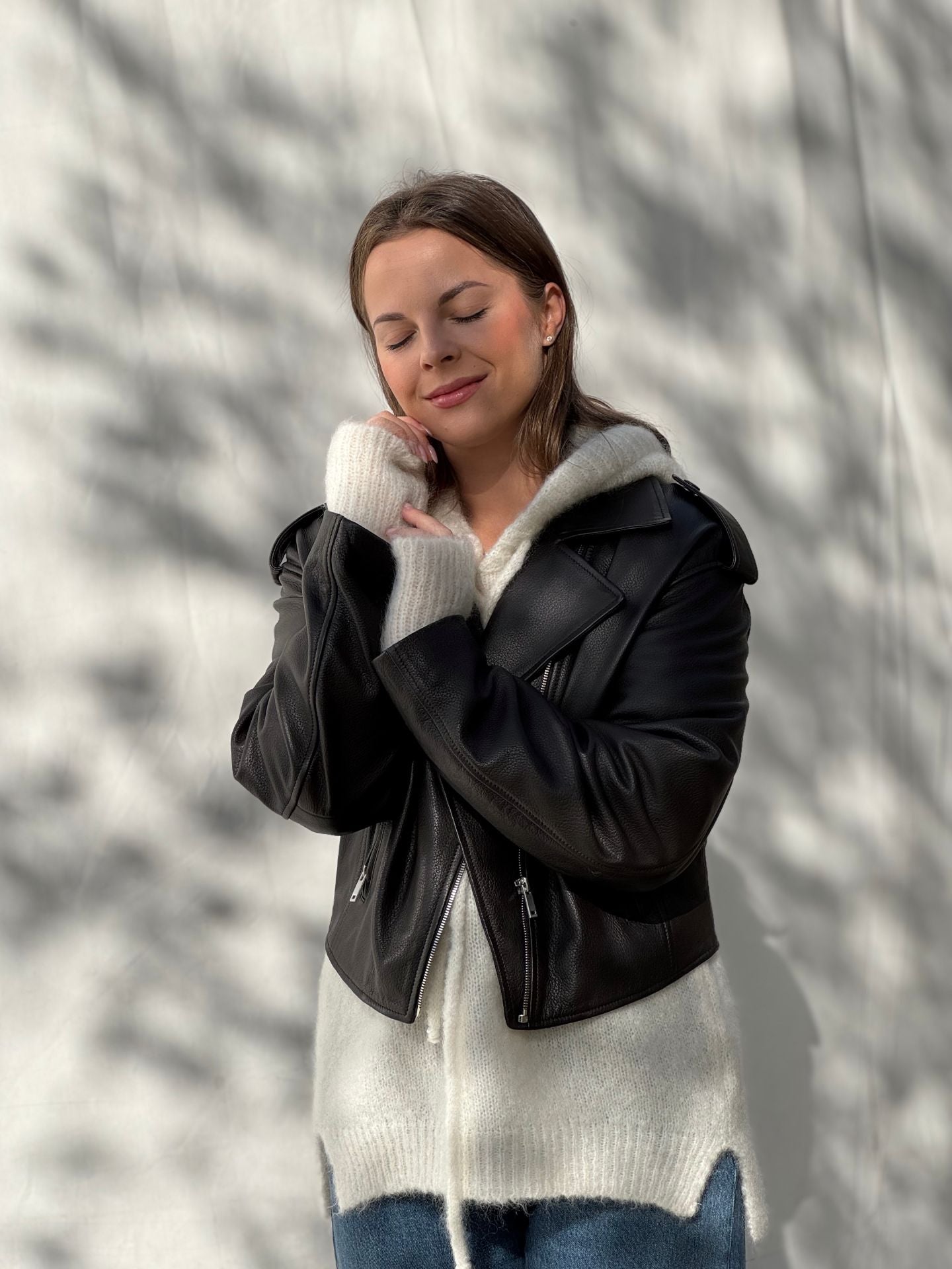 TAYLOR baltas megztinis