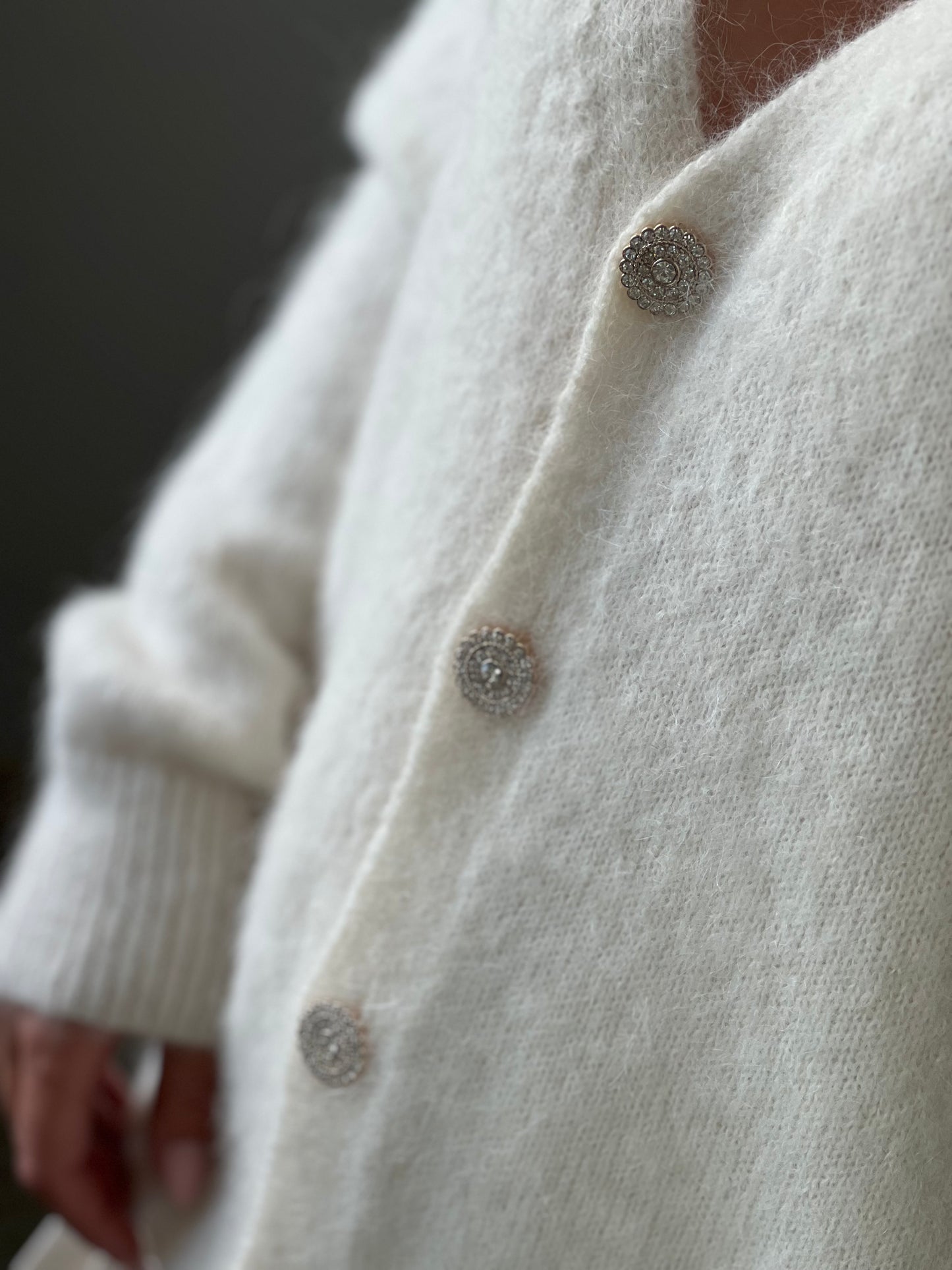 CAMILLE baltas megztinis blizgiomis sagomis