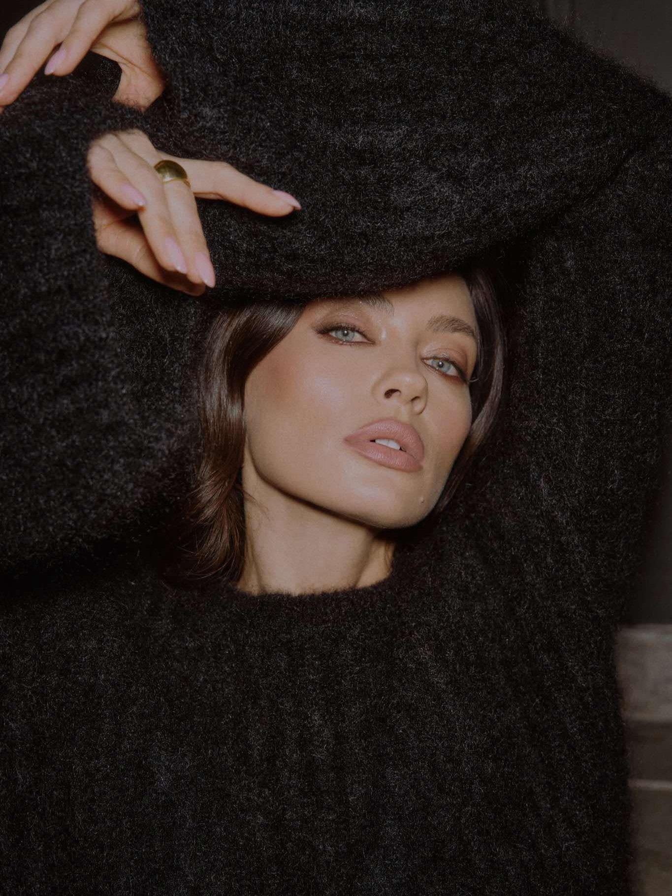 EMILY juodas megztinis