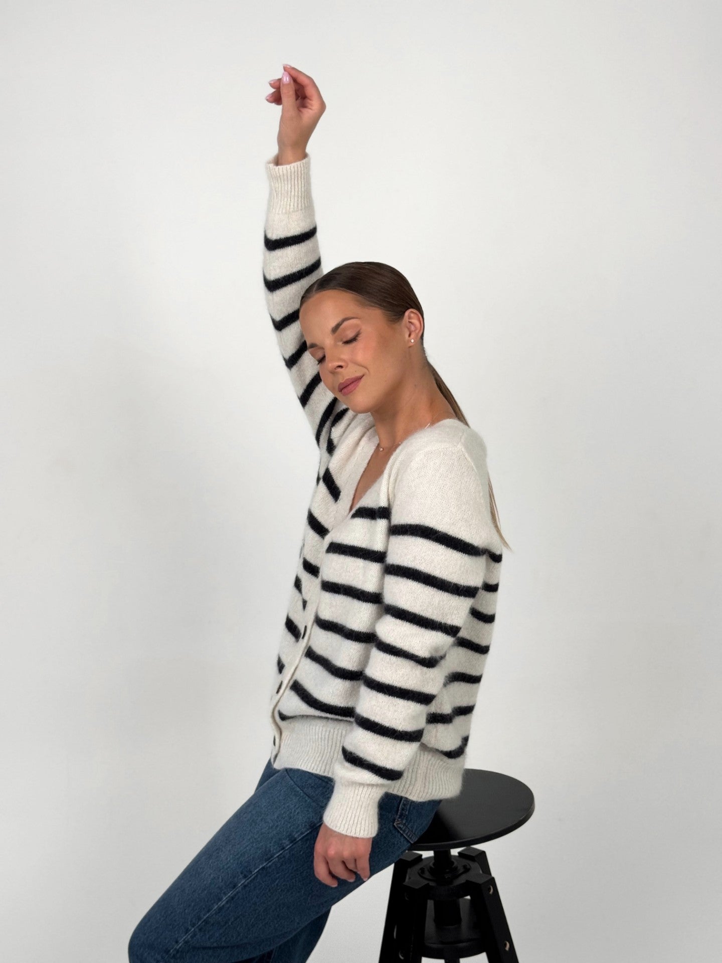 ADELE baltas dryžuotas megztinis