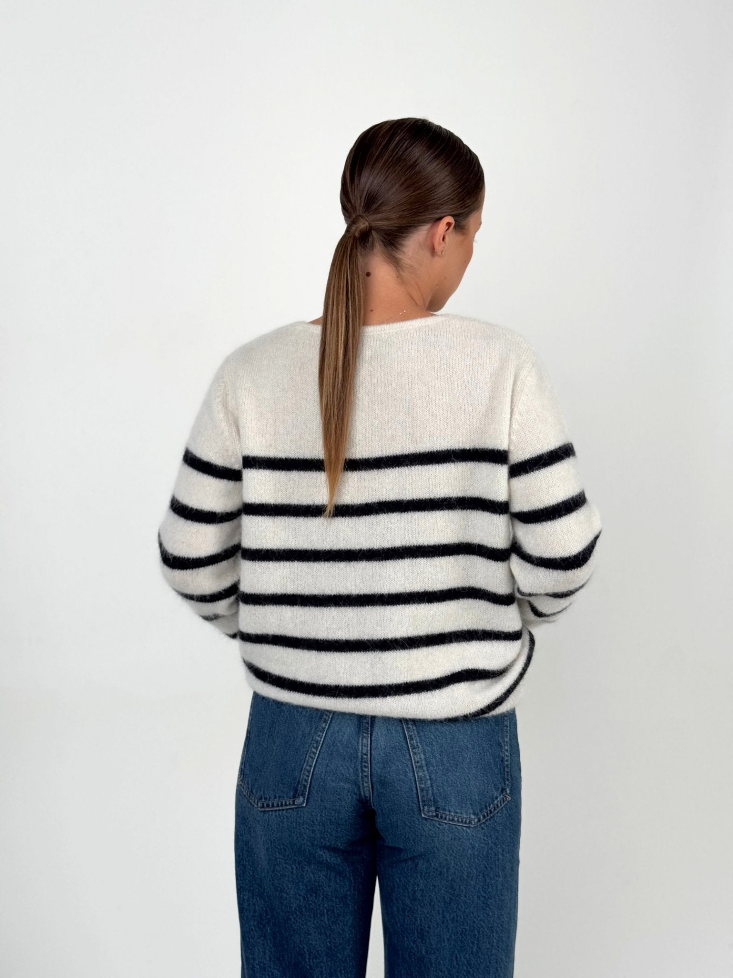 ADELE baltas dryžuotas megztinis