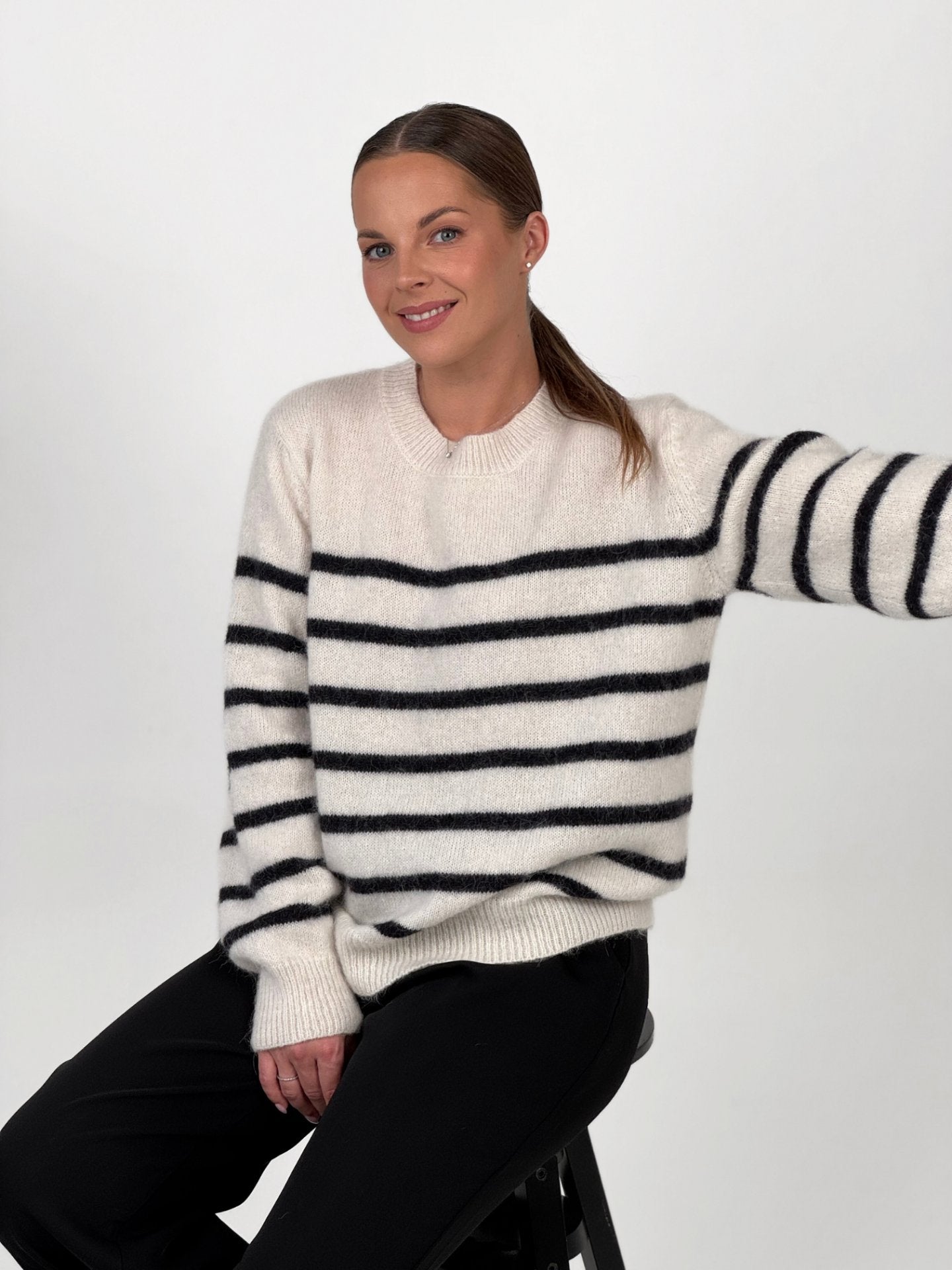 CHARLOTTE baltas dryžuotas megztinis