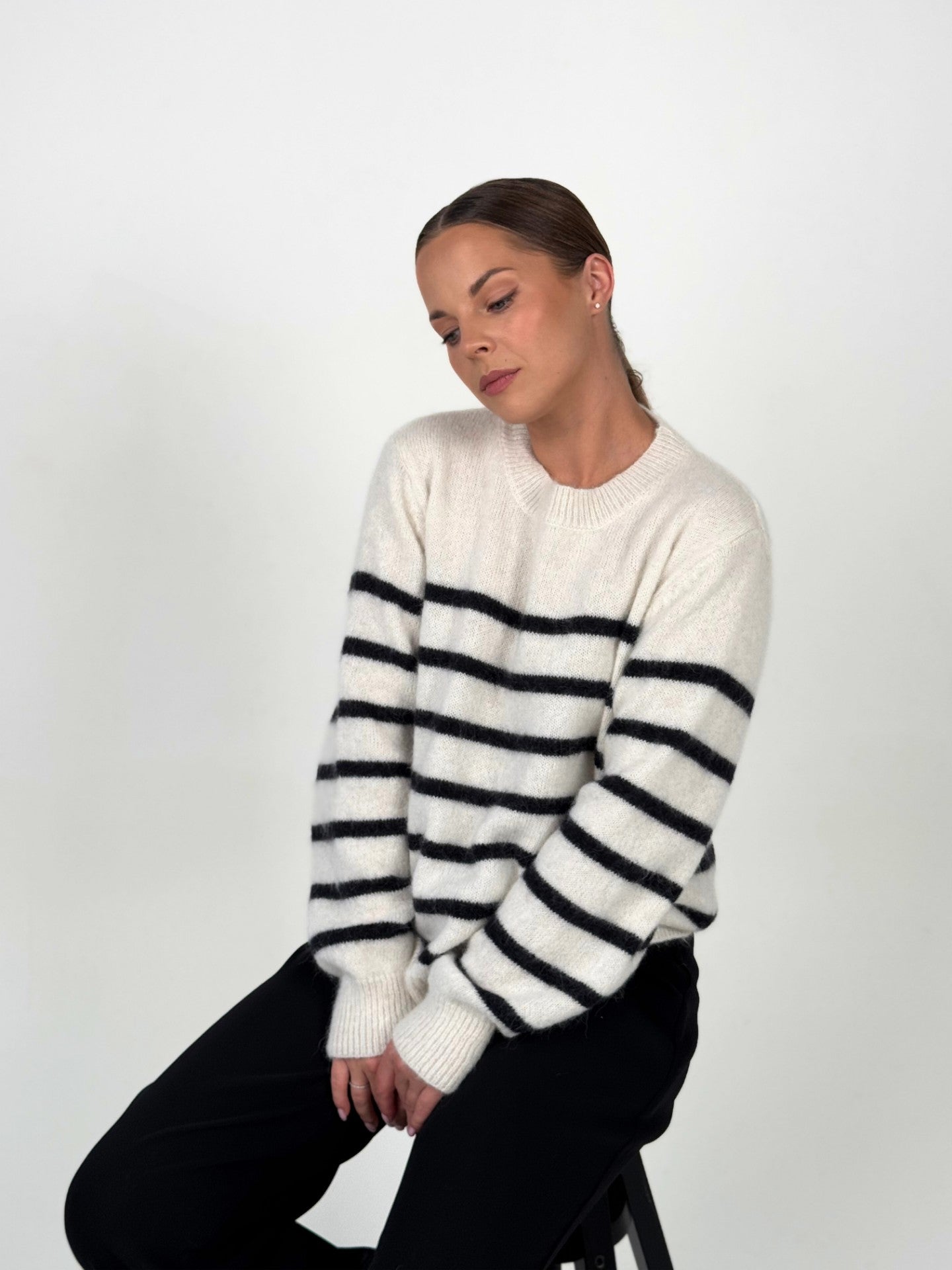 CHARLOTTE baltas dryžuotas megztinis