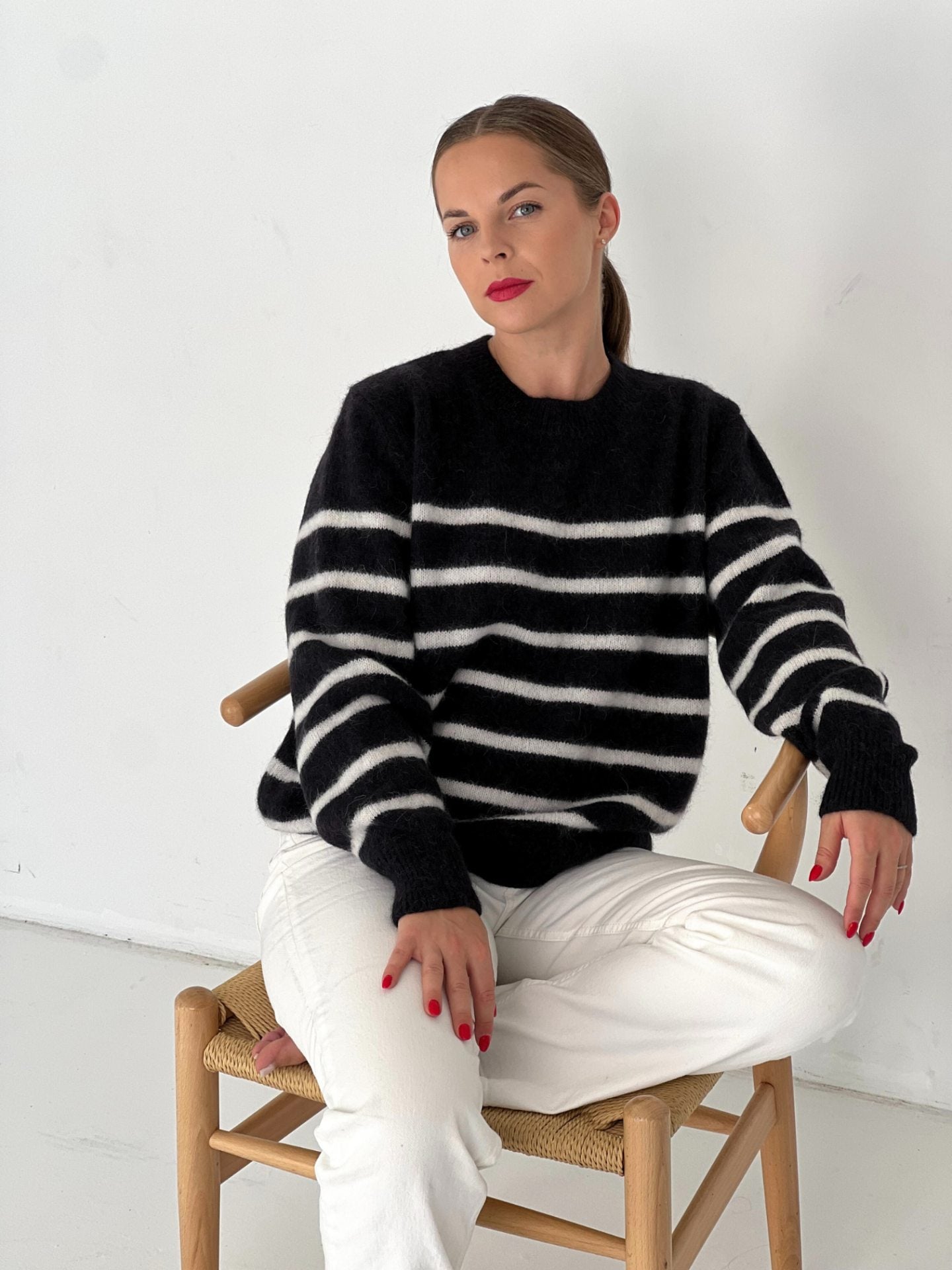 CHARLOTTE juodas dryžuotas megztinis