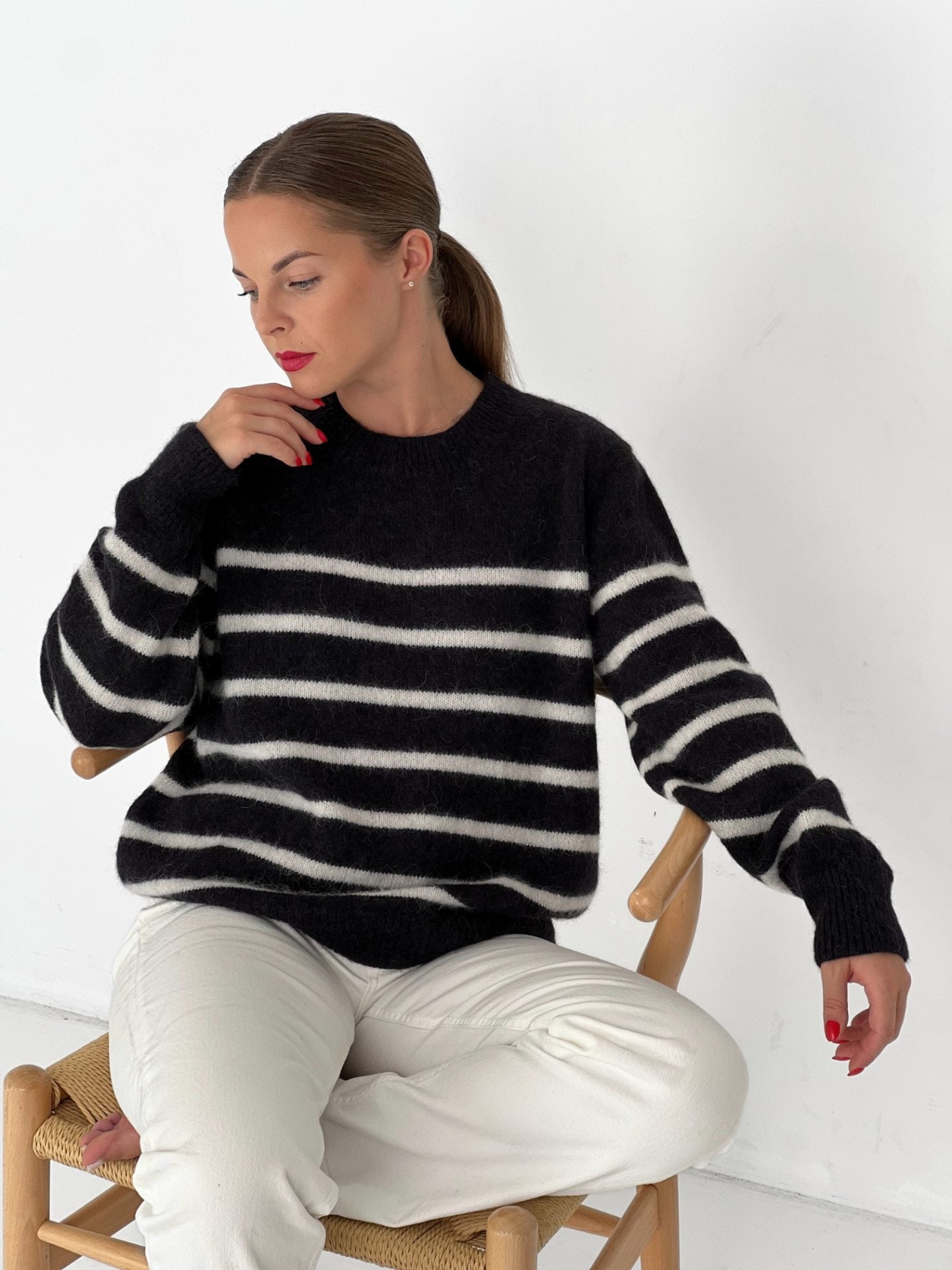 CHARLOTTE juodas dryžuotas megztinis