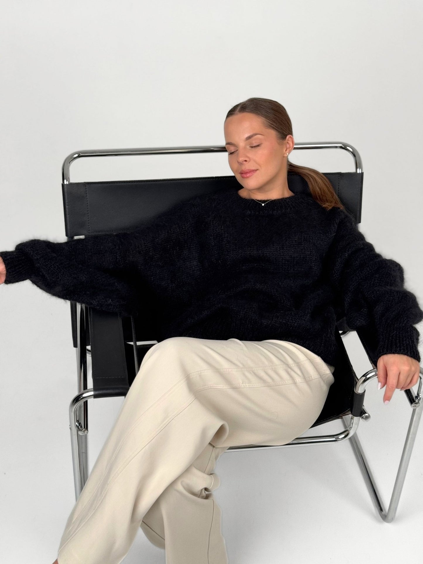 NOELLE juodas megztinis