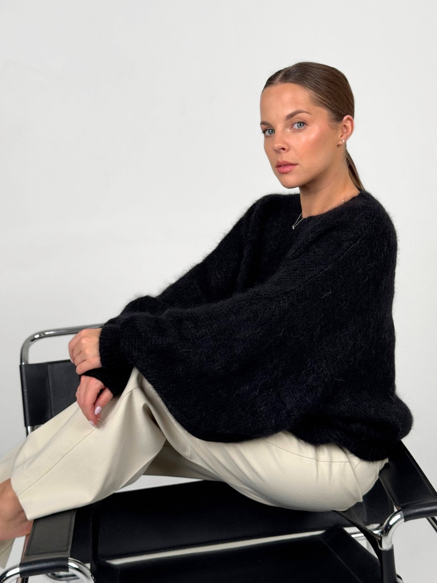 NOELLE juodas megztinis