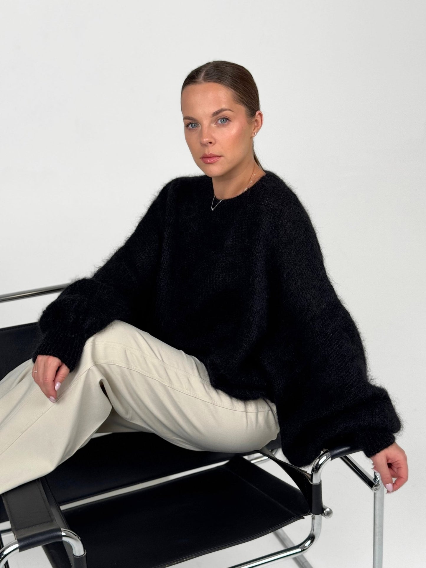 NOELLE juodas megztinis