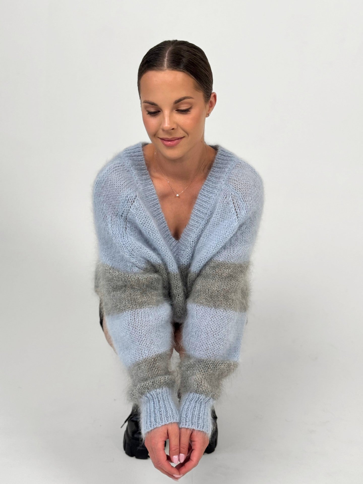 IRIS melsva-pilka megztinis