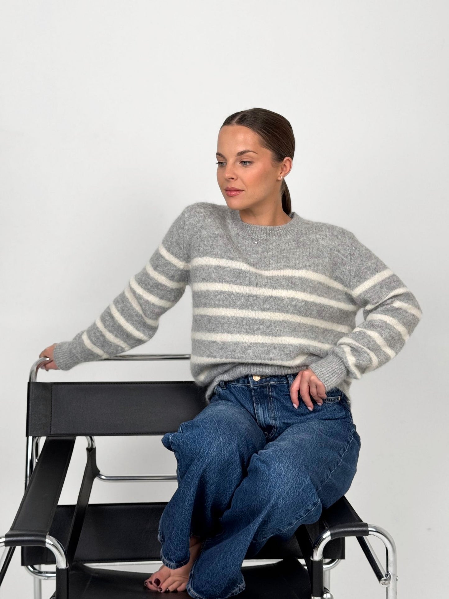 CHARLOTTE pilkas dryžuotas megztinis