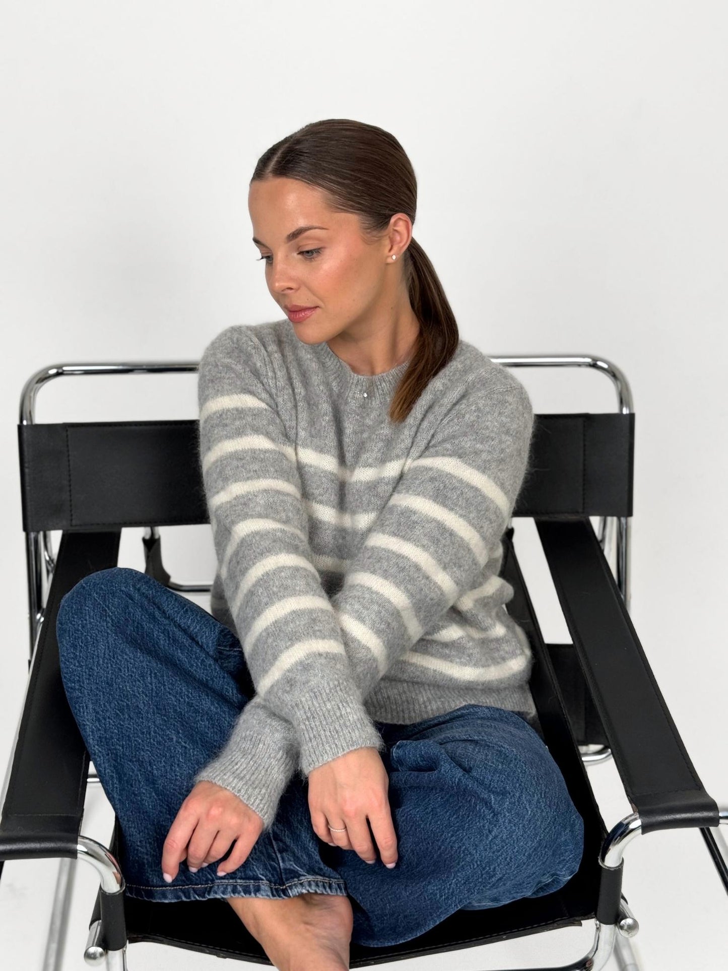 CHARLOTTE pilkas dryžuotas megztinis