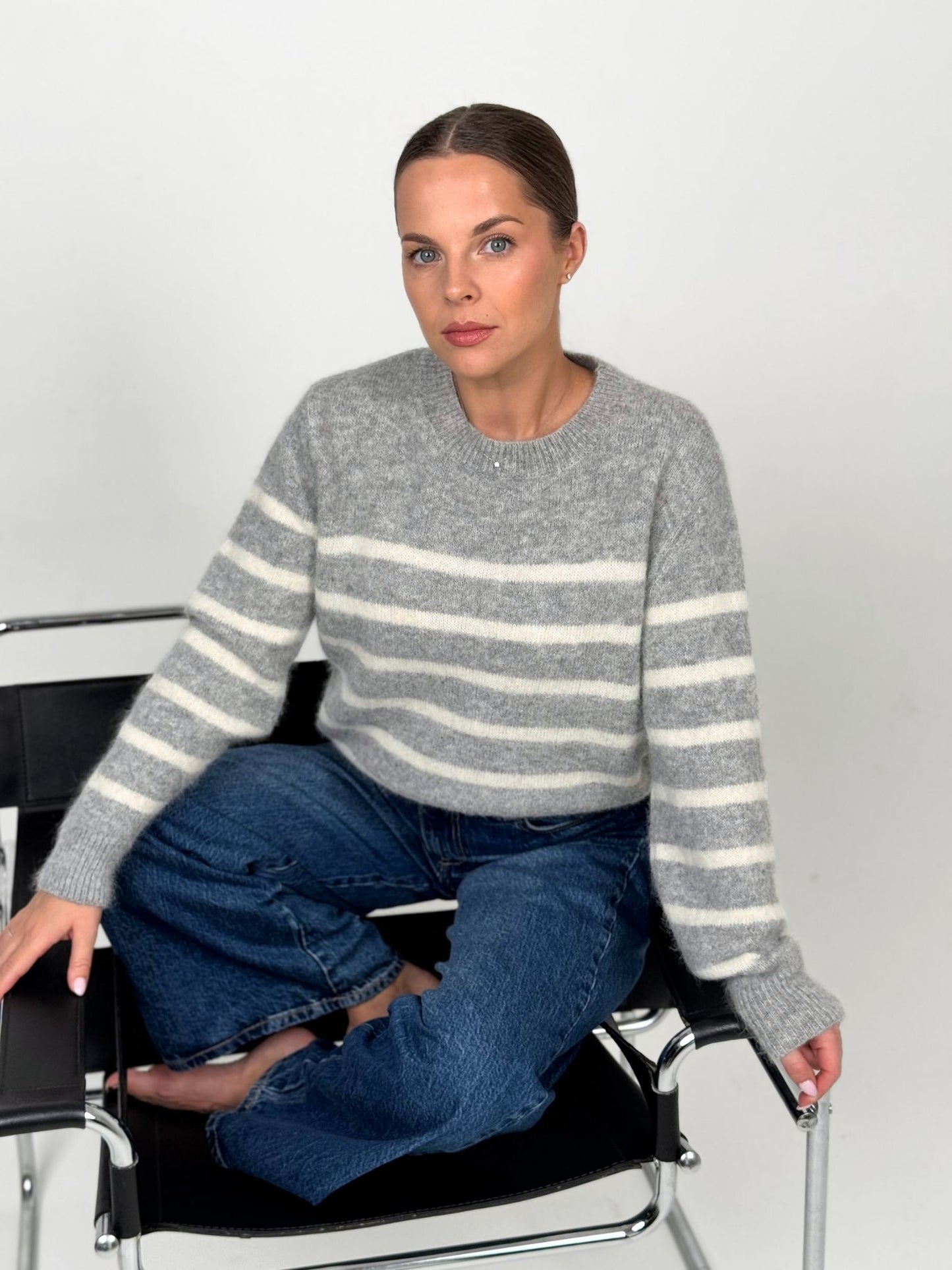 CHARLOTTE pilkas dryžuotas megztinis