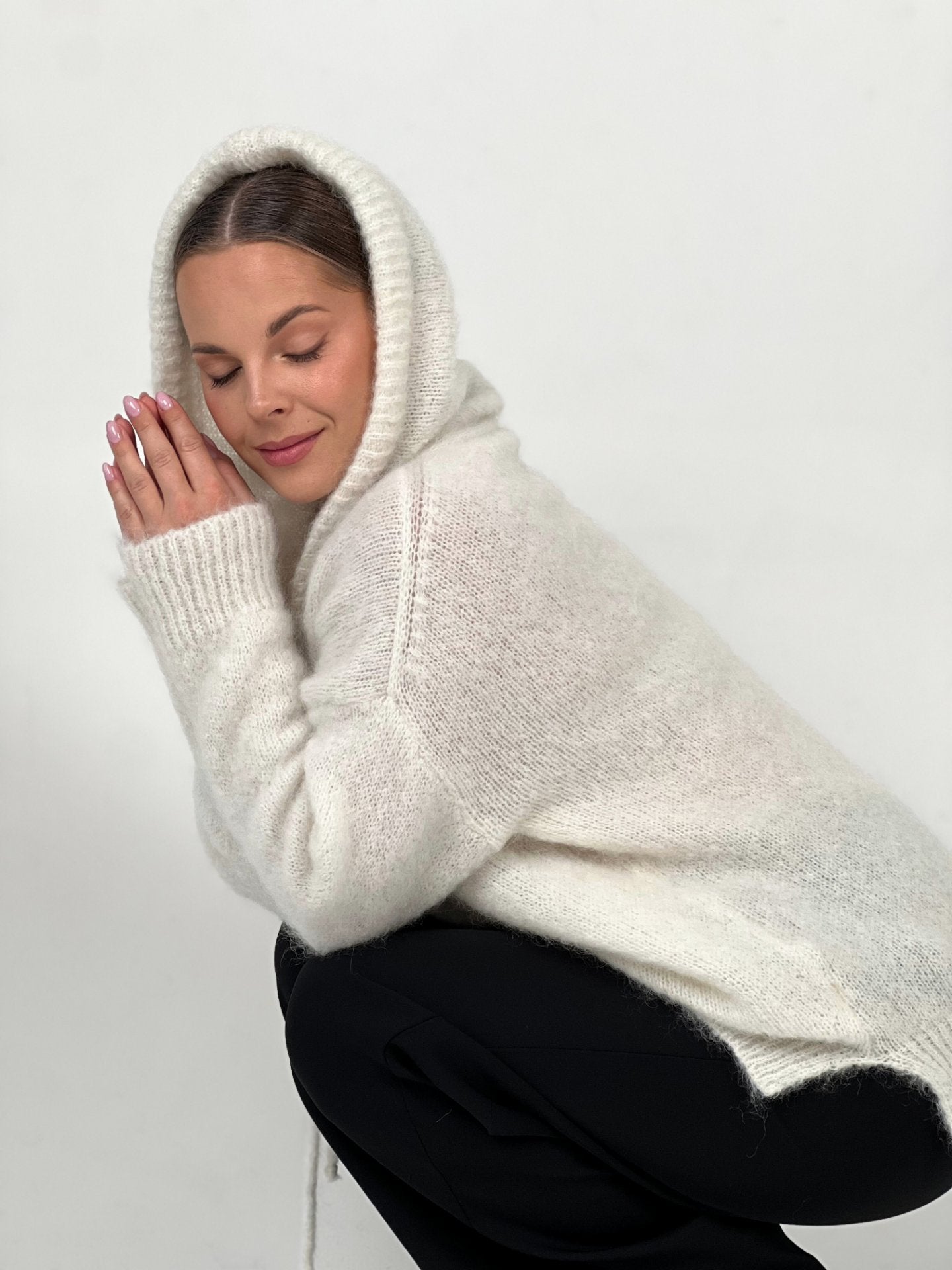 TAYLOR baltas megztinis