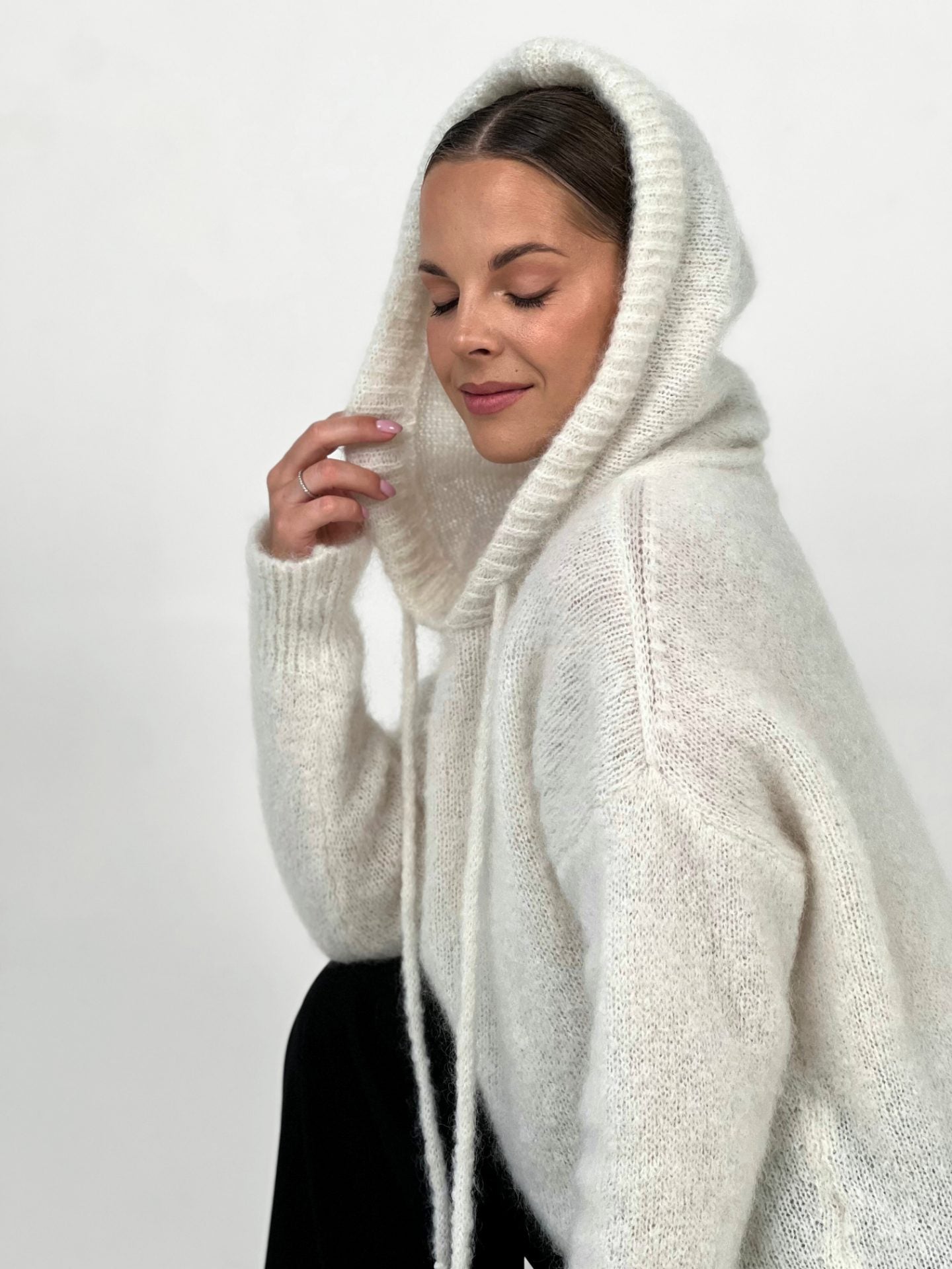 TAYLOR baltas megztinis