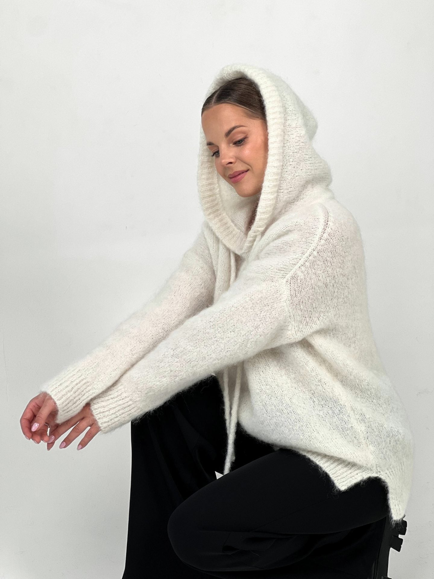 TAYLOR baltas megztinis