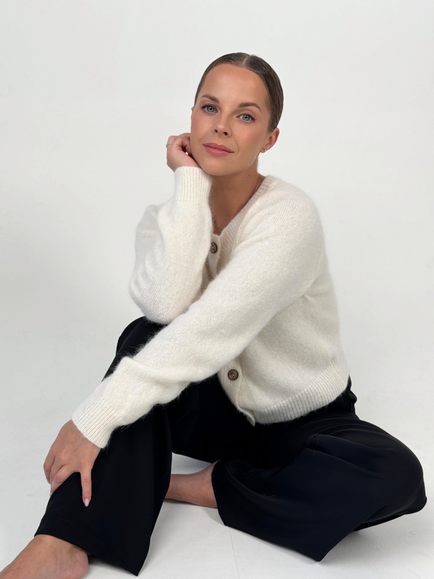 PETITE baltas megztinis