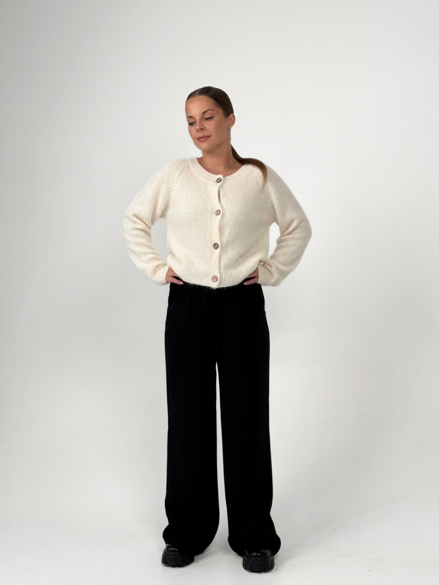 PETITE baltas megztinis