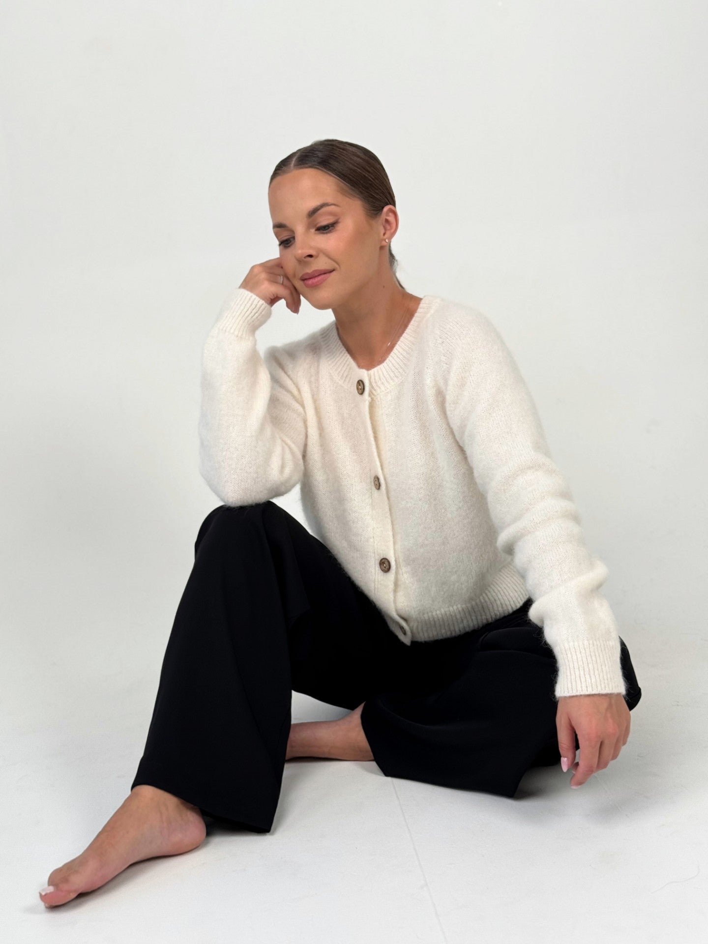 PETITE baltas megztinis