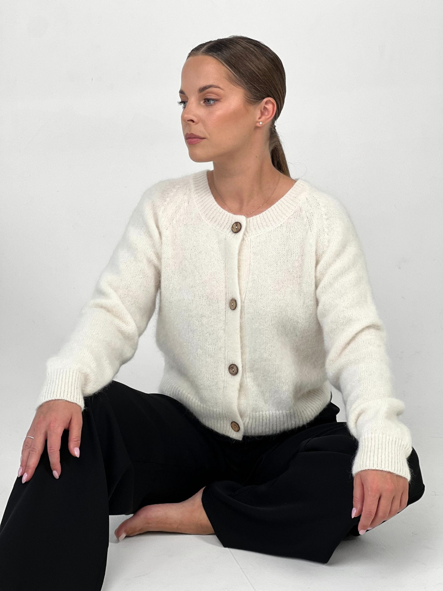 PETITE baltas megztinis