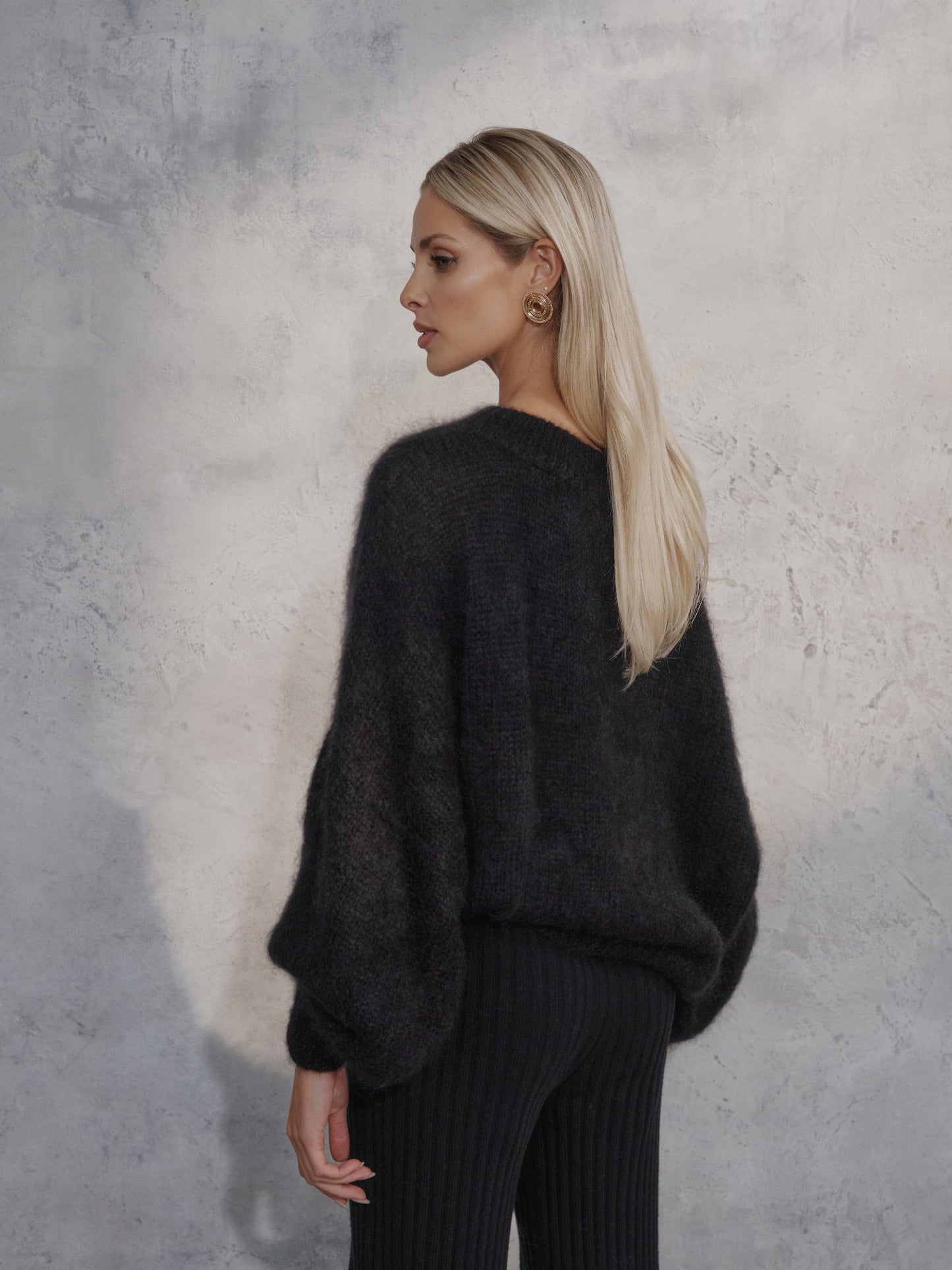 NOELLE juodas megztinis