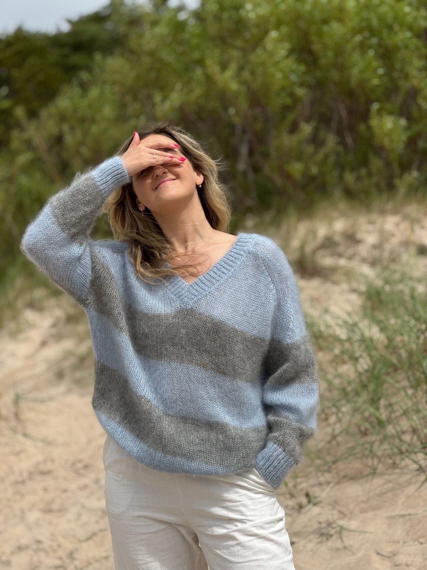 IRIS melsva-pilka megztinis