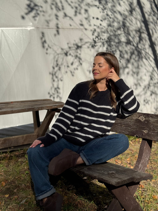 CHARLOTTE juodas dryžuotas megztinis