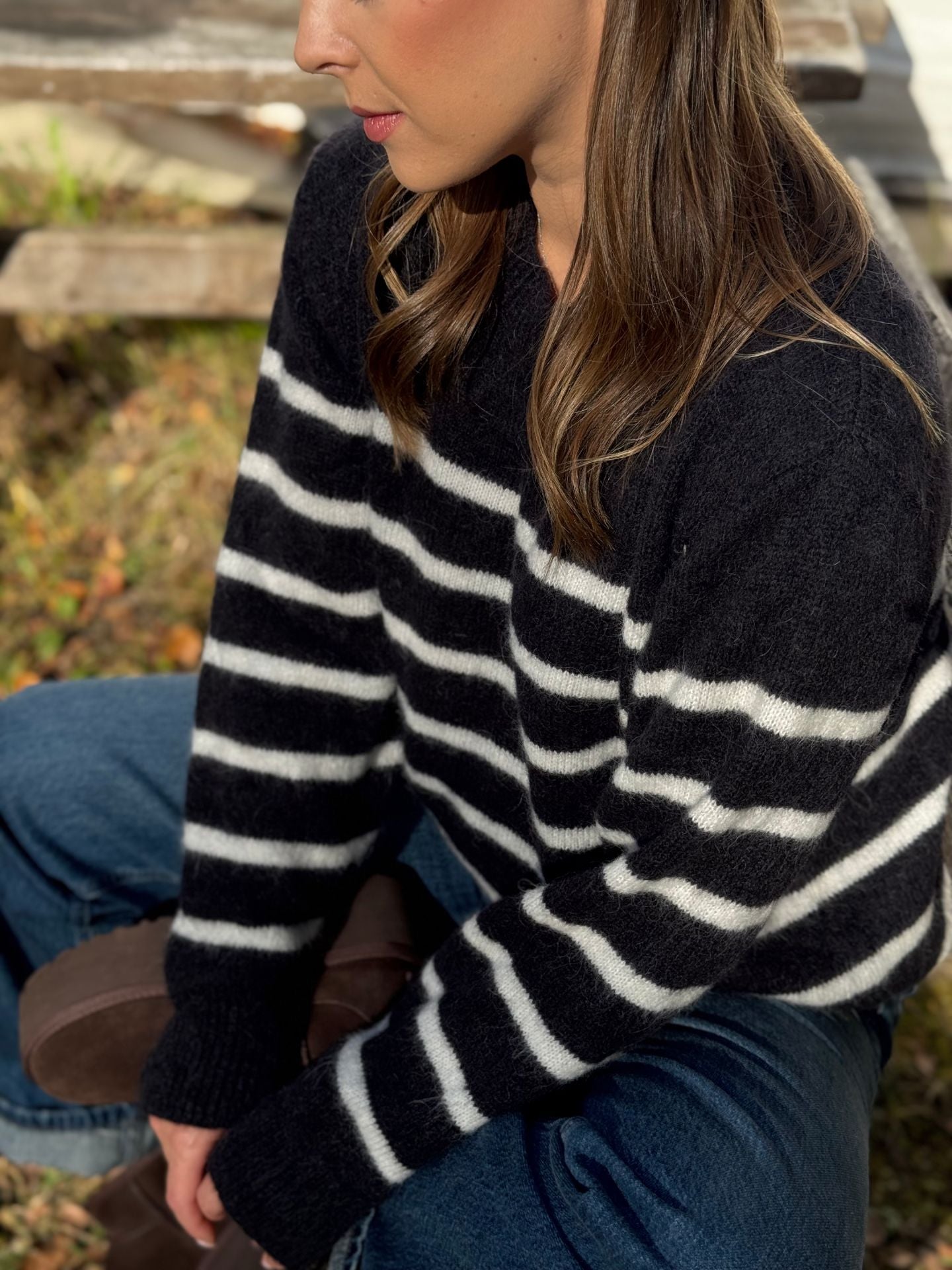 CHARLOTTE juodas dryžuotas megztinis