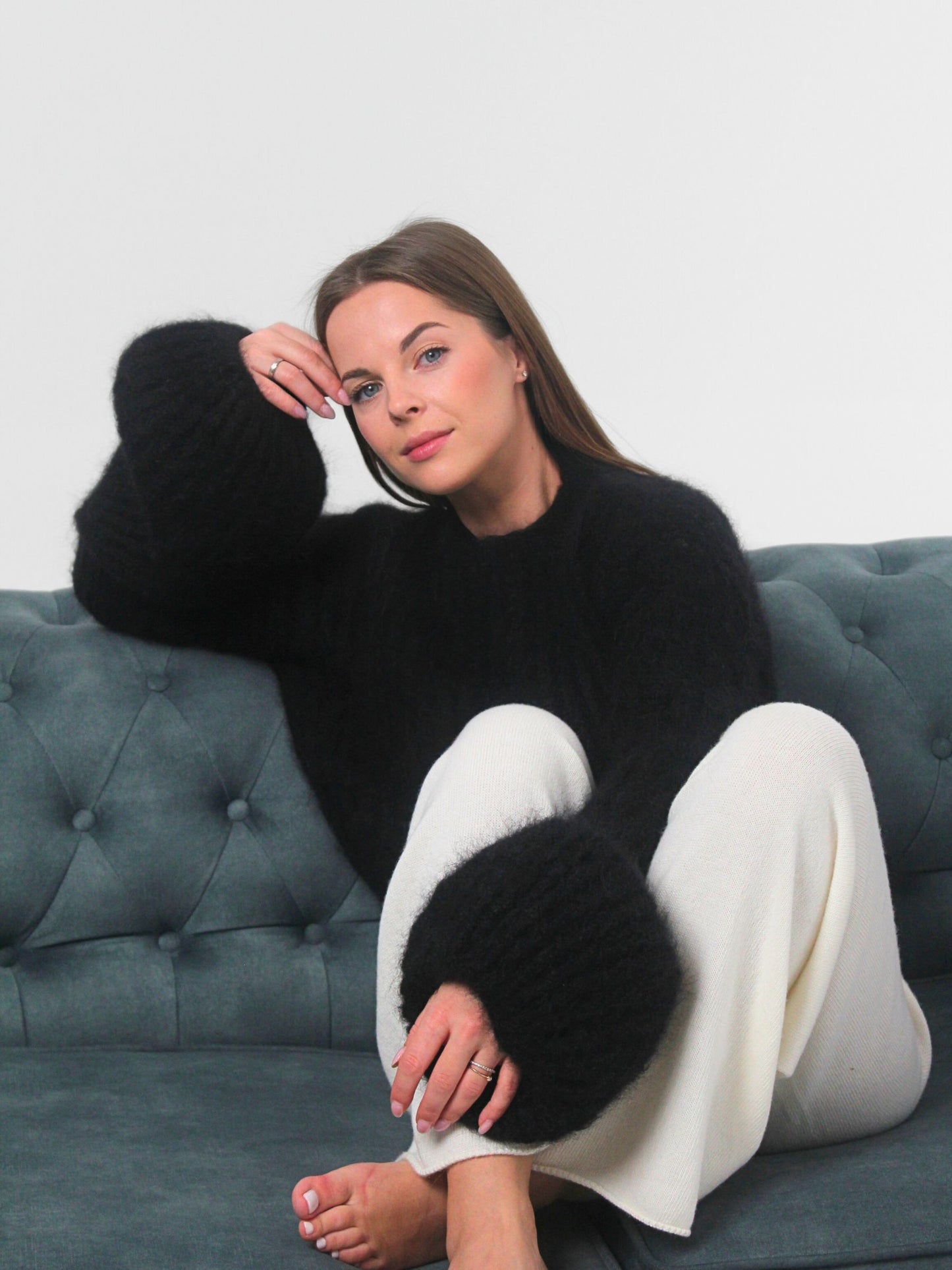 EMILY juodas megztinis