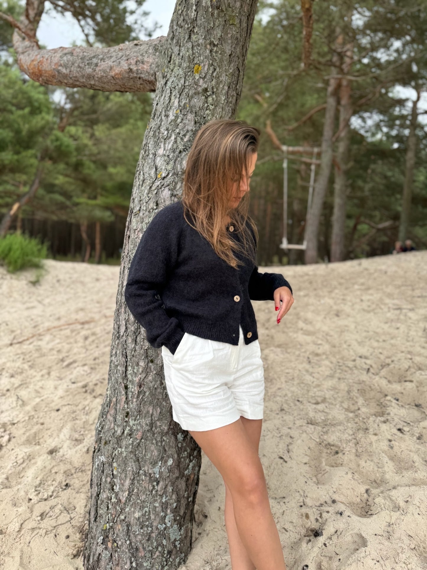 PETITE juodas megztinis