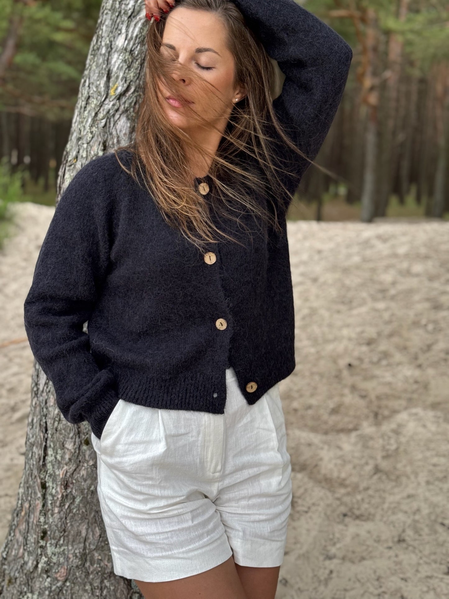 PETITE juodas megztinis