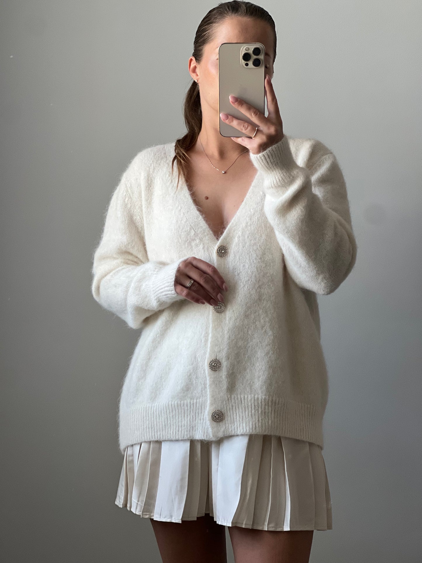 CAMILLE baltas megztinis blizgiomis sagomis