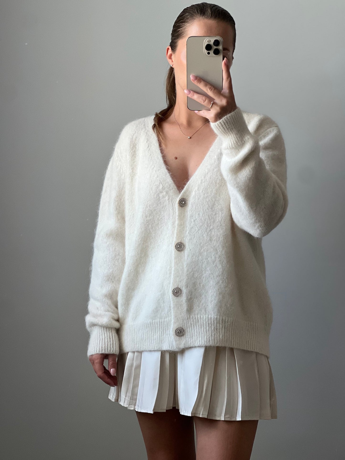 CAMILLE baltas megztinis blizgiomis sagomis